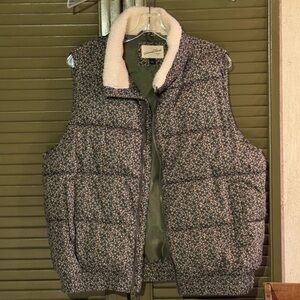 Universal Thread Floral Puffer Vest